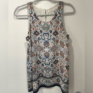 Max Studio 
•Floral Multicolor
•Sleeveless 
•Rounded Neckline
•Feminine Tank Med